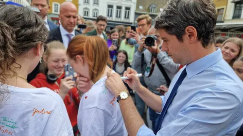 Echanges, selfies, signatures: à Boulogne, le Premier Ministre fait...