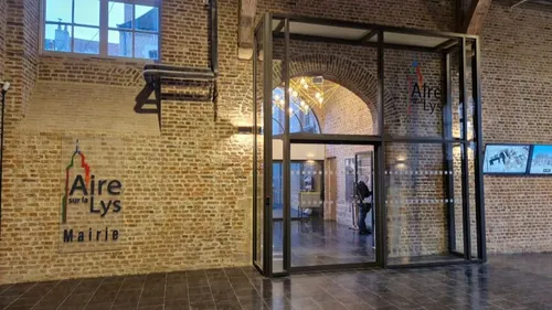 Aire-sur-la-Lys : le rez-de-chaussée de l’hôtel de ville allie...