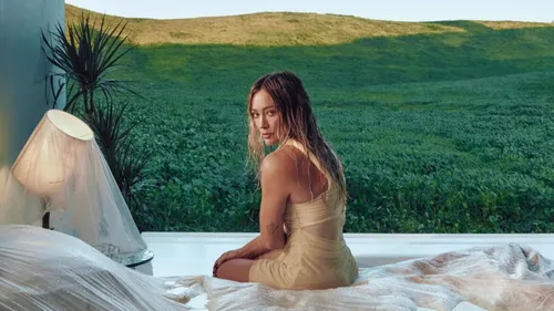 Après plusieurs années d’absence, Hilary Duff signe son comeback...