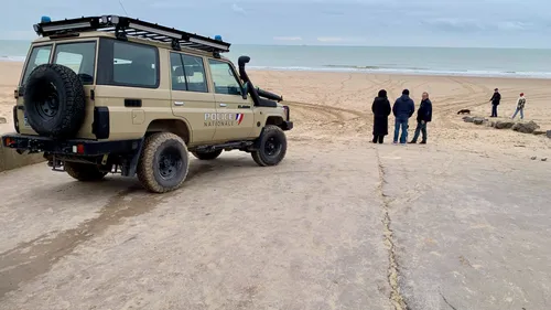 Un corps ramené par la marée sur la plage de Sangatte