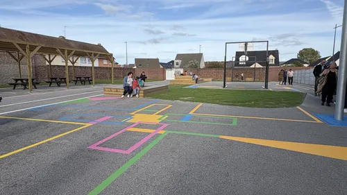 Calais : la nouvelle cour et cantine de l'école Parmentier font...