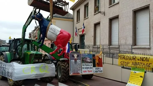Boulogne-sur-Mer : environ soixante-dix tracteurs rassemblés devant...