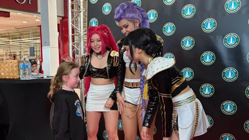 Qui se cache derrière les stars de K-pop à Auchan Longuenesse ?