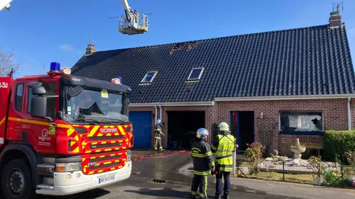 Esquelbecq : un violent incendie frappe deux maisons