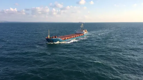 Un pétrolier et un cargo en flammes, plusieurs marins portés...