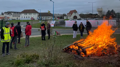 Manifestation devant le Centre hospitalier de Saint-Omer : palettes...