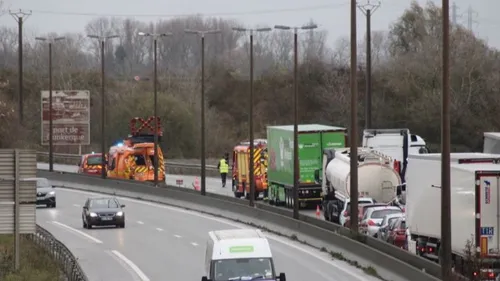 Bourbourg : un poids lourd percute un véhicule de la DIR sur l'A16