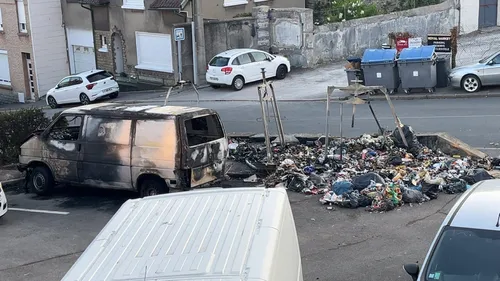 Boulogne-sur-Mer : plusieurs véhicules et poubelles embrasés