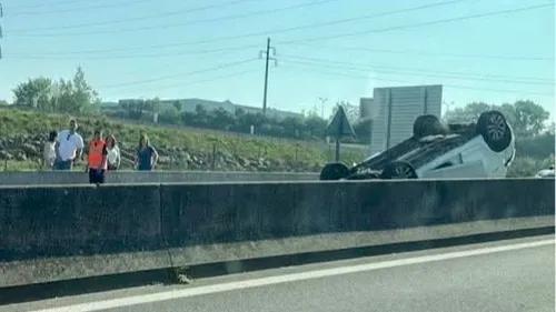 Une voiture termine sur le toit après un accident sur la RN42, à...