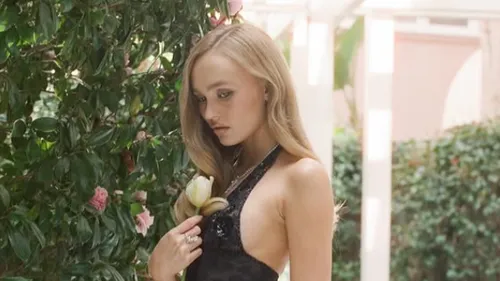 Biopic de Johnny : Lily-Rose Depp dans la peau de Laeticia 