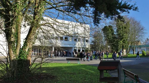 Outreau : Elèves et professeurs du lycée Clerc main dans la main...
