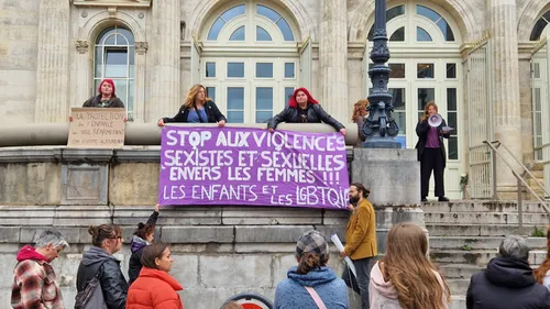 « Plus jamais ça » : l'hommage à Lyhanna se transforme en appel à...
