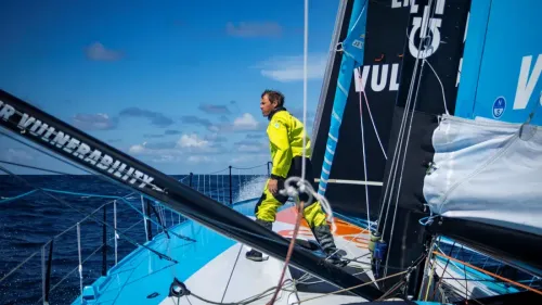 Moins de 24h après le départ de la Course des Caps, Thomas Ruyant...