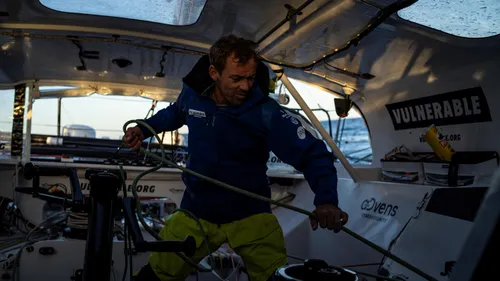 Thomas Ruyant domine le Pot-au-Noir et prend la tête du Vendée Globe !