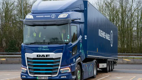 Calais : un premier poids lourd électrique traverse le...