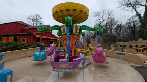 Dennebrœucq : un carrousel et une tour avec deux nacelles en...