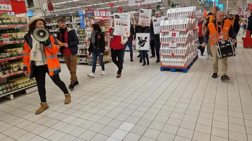 Manifestation ce matin à Auchan Grande-Synthe pour soutenir les...