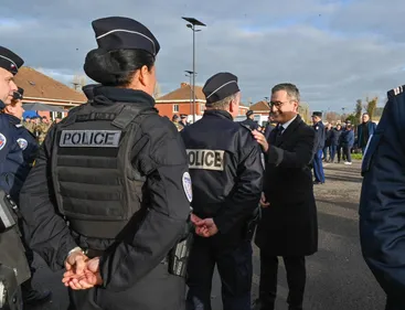Calais : Gérald Darmanin annonce de nouveaux moyens et de nouvelles...