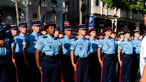 Une douanière Dunkerquoise au défilé du 14 Juillet, à Paris