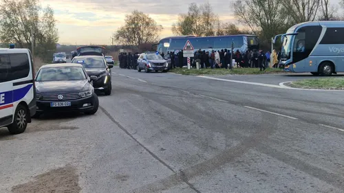 Des centaines de migrants mis à l’abri à Calais, Mardyck,...