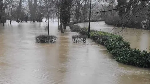 Inondations : Déjà de nombreuses communes les pieds sous l'eau,...