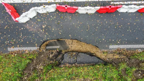 Routes fermées, rails bloqués, difficile de se déplacer dans le...