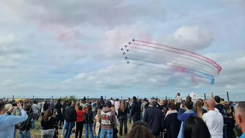 Des étoiles bleu blanc rouge dans le ciel de Marck avec la...