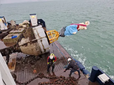 Le travail essentiel du bateau des Phares et Balises à Boulogne,...