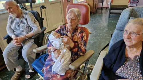 Hôpital d'Helfaut : La pouponthérapie pour soigner les maux des...