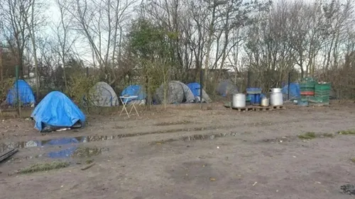 Grande-Synthe, Loon-Plage, Mardyck, les camps de fortune devant la...