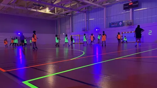 Jouer au hand presque dans le noir : c’est soirée fluo à...
