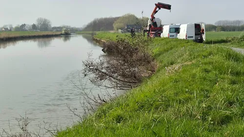 Découverte d'ossements dans une voiture immergée dans le canal...
