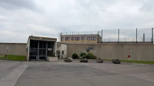 Comment la prison de Longuenesse s’adapte-t-elle aux fortes...