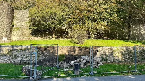 Boulogne-sur-Mer : un soubassement des remparts qui entoure la...