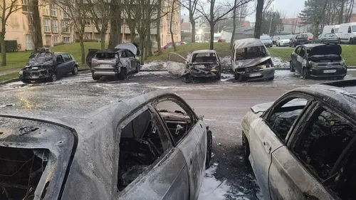 De nouvelles voitures ont été incendiées la nuit dernière à Boulogne