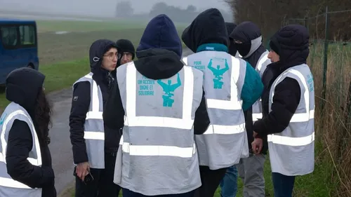 Audinghen: des migrants accusent des gendarmes d'avoir percé leur...