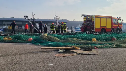 Boulogne: départ de feu sur un bateau de pêche, les pompiers...