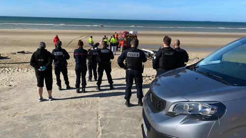 Loon-Plage : les policiers forment une chaîne humaine pour sauver...