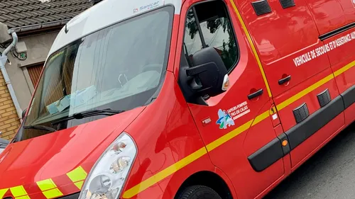 Coquelles : un poids lourd se couche dans un rond-point avec 280...