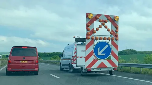 Isques : une voiture se retourne au péage d'Herquelingue