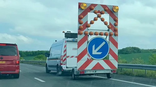 Accident spectaculaire sur l’A16 : une voiture se couche sur le...