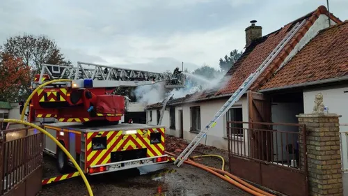 Spectaculaire incendie à Bourbourg : une maison ravagée par les...
