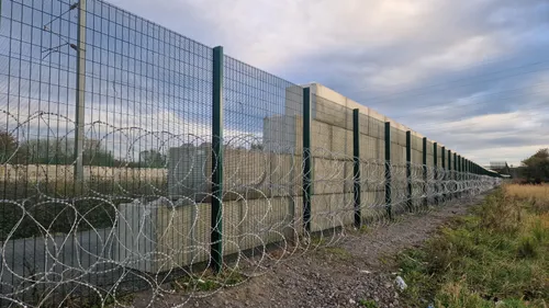 Loon-Plage : un mur en béton érigé pour stopper les exilés 