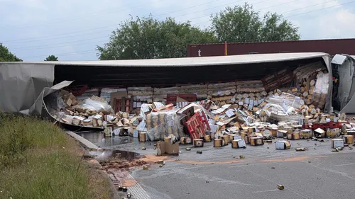 Saint-Martin-lez-Tatinghem : un camion transportant des bières sur...