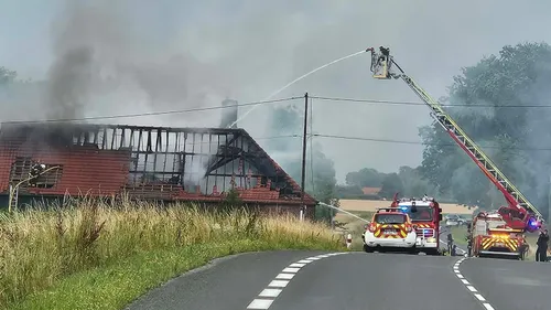 La foudre embrase une maison à Rexpoëde