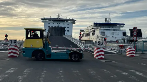 Pourquoi le port de Calais est complètement à l'arrêt : on vous...