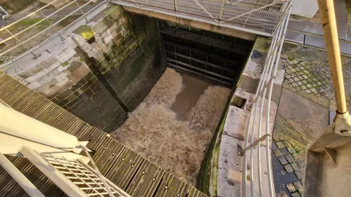 Inondations: agriculteurs et chefs d'entreprises remettent en cause...