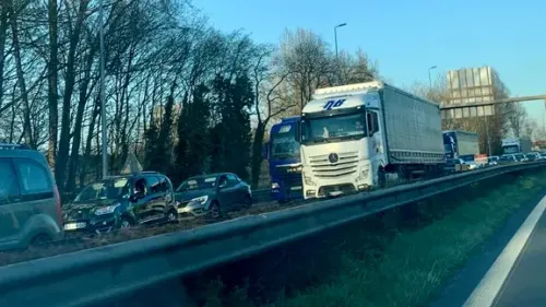 Calais : un accident sur l'A16 entre une voiture et une moto