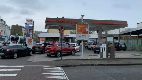 Essence : files d'attente et inquiétudes dans les stations Total  