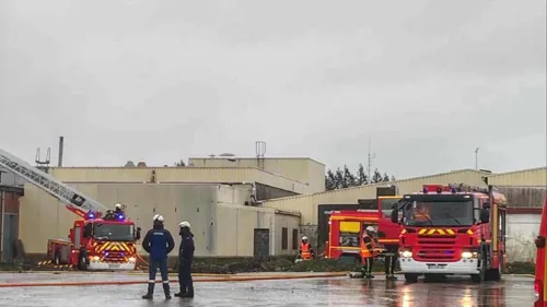 Les anciens abattoirs d'Hazebrouck en flamme